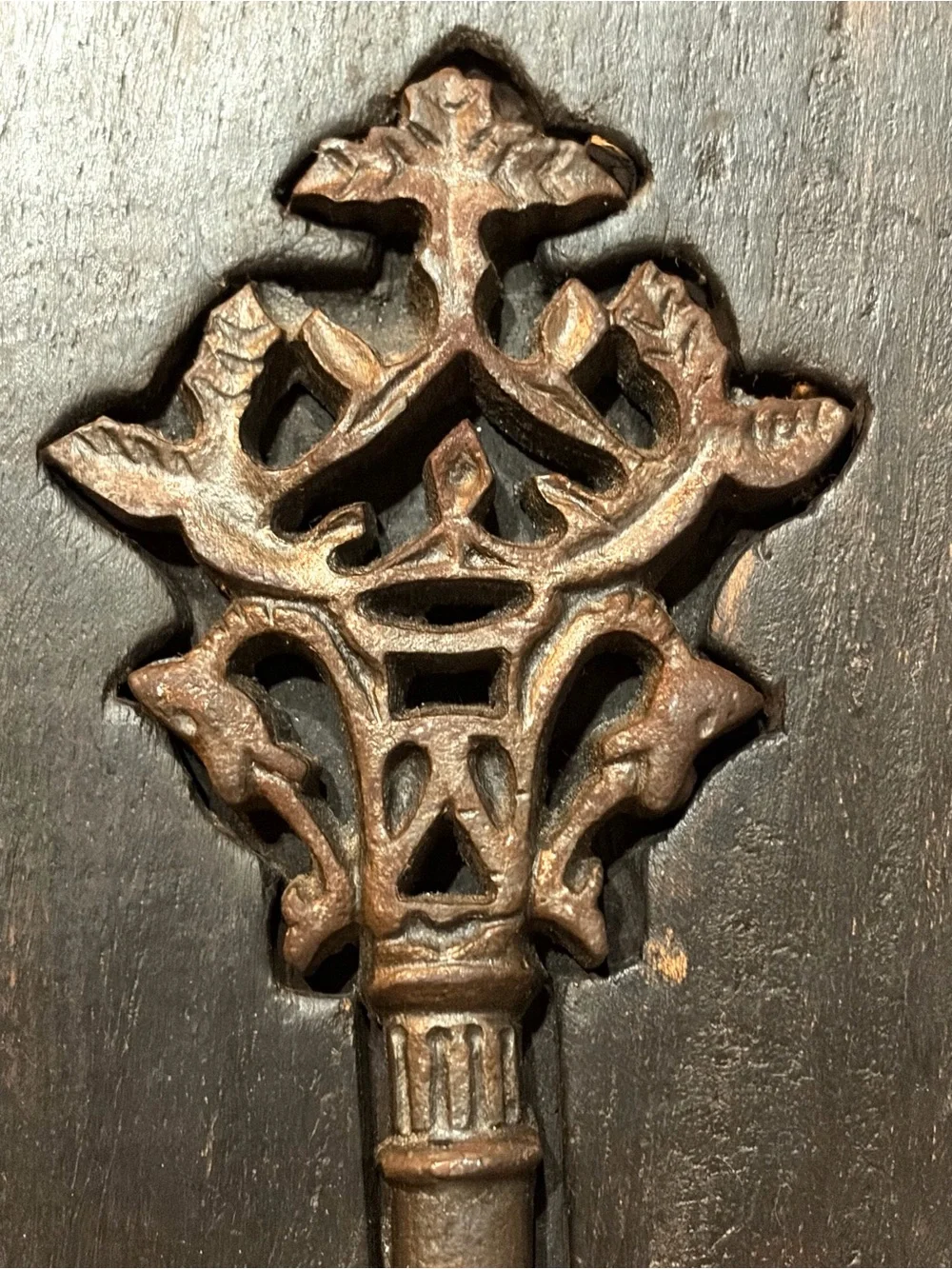 Vintage- 🖤 Set of 2 wall plaques featuring a Cast-Iron Skeleton Key- Heavy Wood